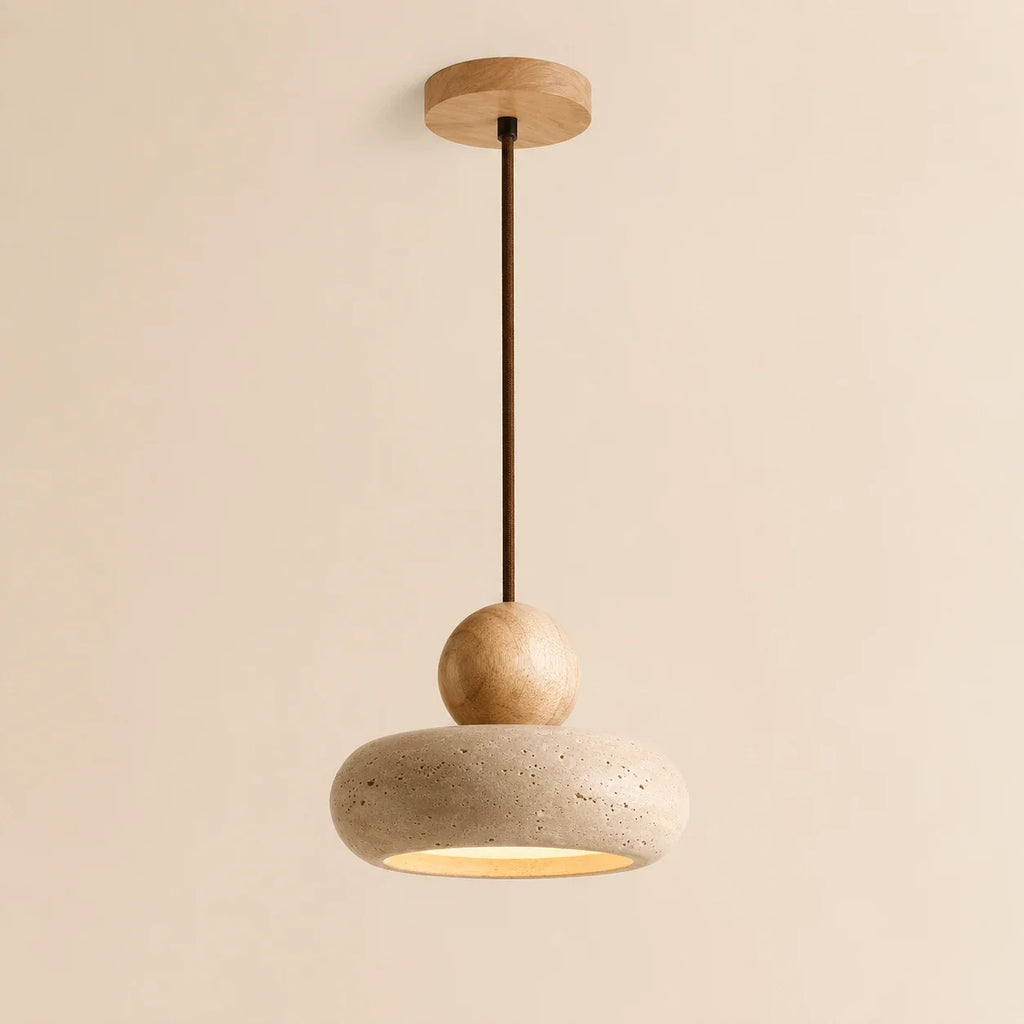 Pendelleuchte aus gelbem Naturstein mit Naturholz in einer hellen Studioansicht