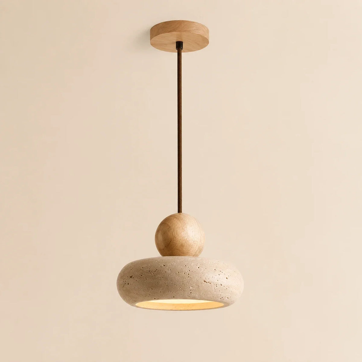 Pendelleuchte aus gelbem Naturstein mit Naturholz in einer hellen Studioansicht