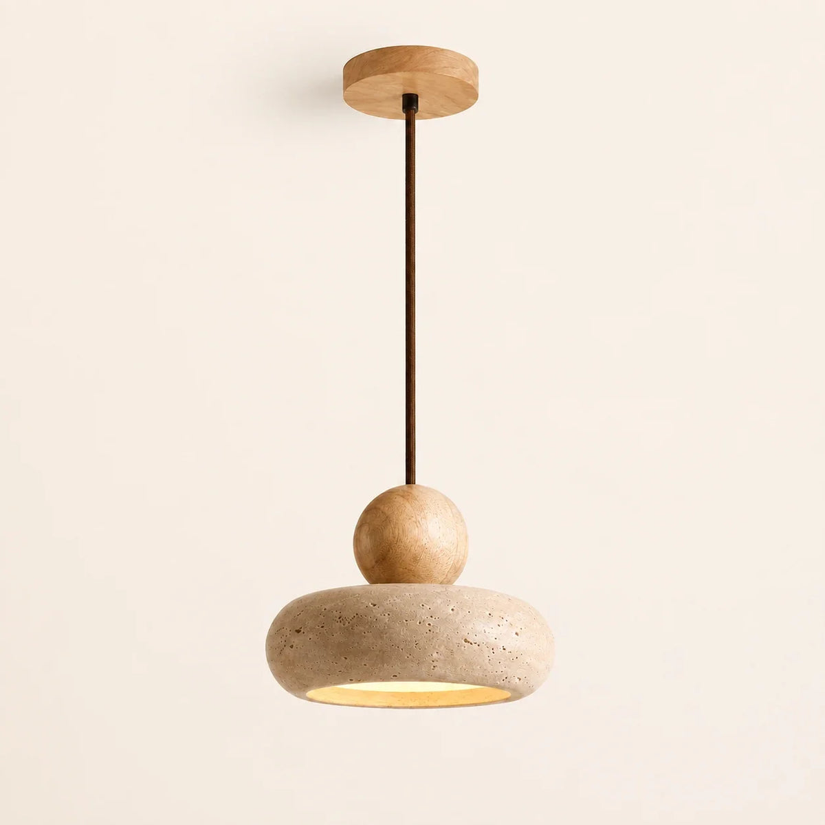 Pendelleuchte aus gelbem Naturstein mit Naturholz-Kugel und heller Holzrosette