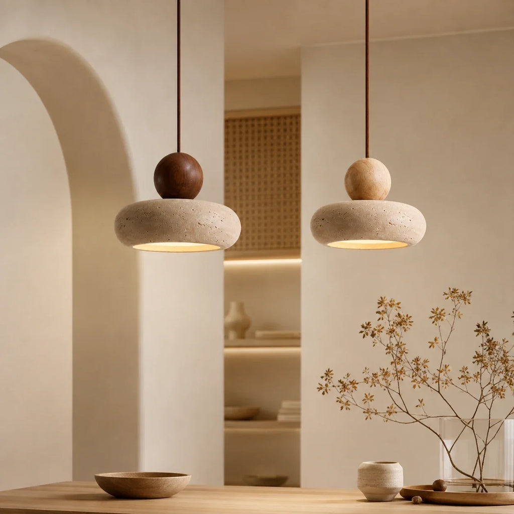 Pendelleuchten aus gelbem Naturstein in Walnuss und Naturholz in einem warmen Interieur