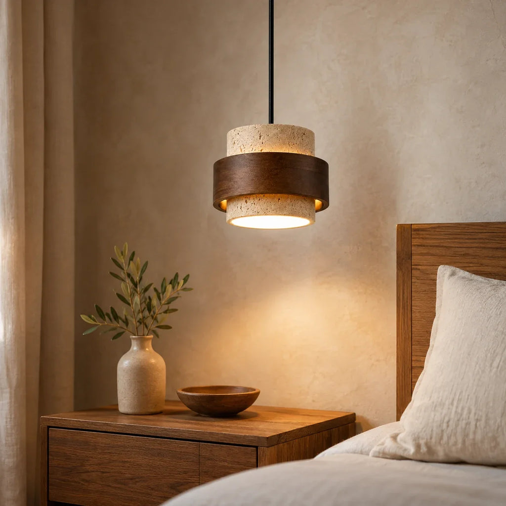 Pendelleuchte aus Stein und Holz in Walnussoptik neben einem Bett im Schlafzimmer