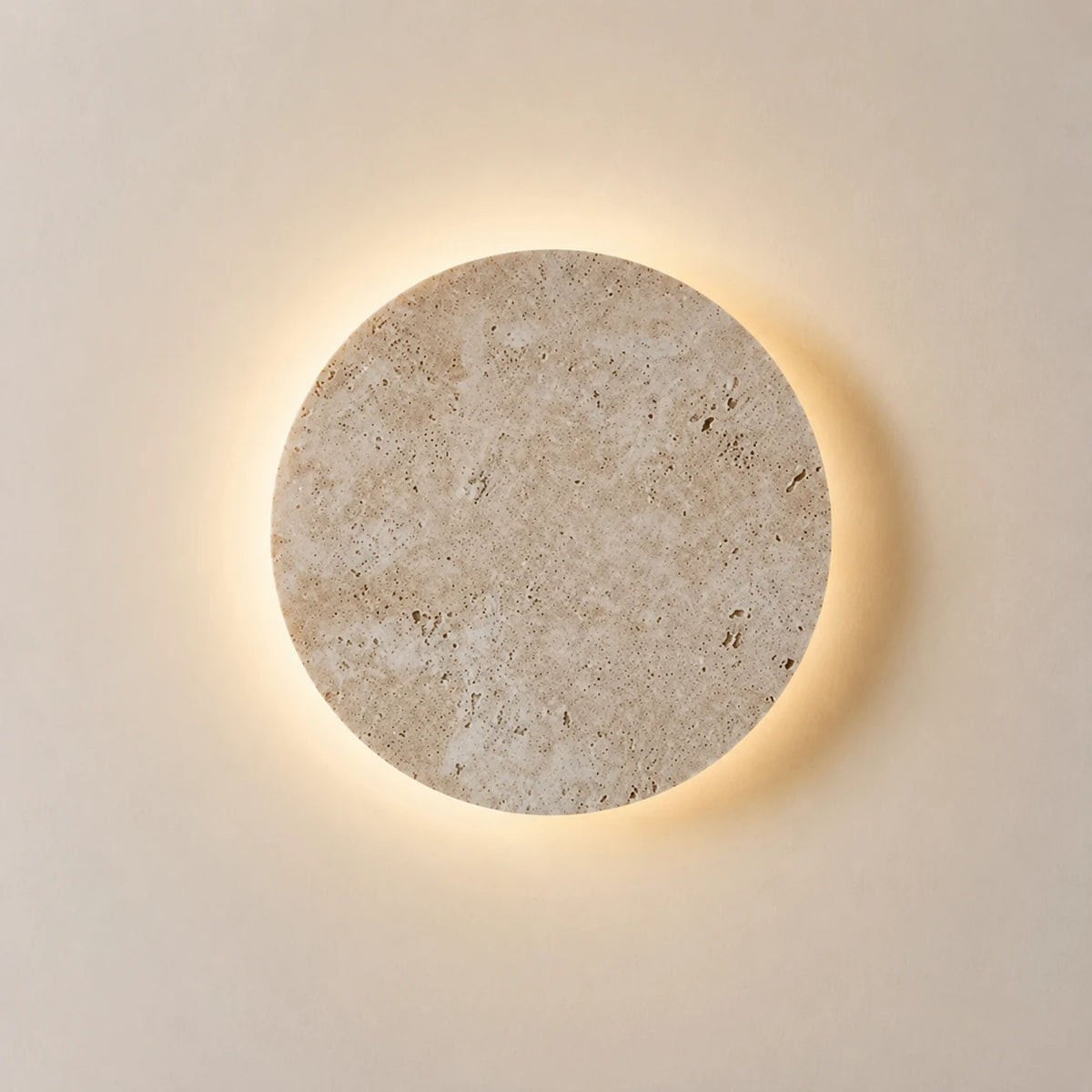 Runde Travertin-Wandleuchte mit indirektem Licht auf hellem Hintergrund
