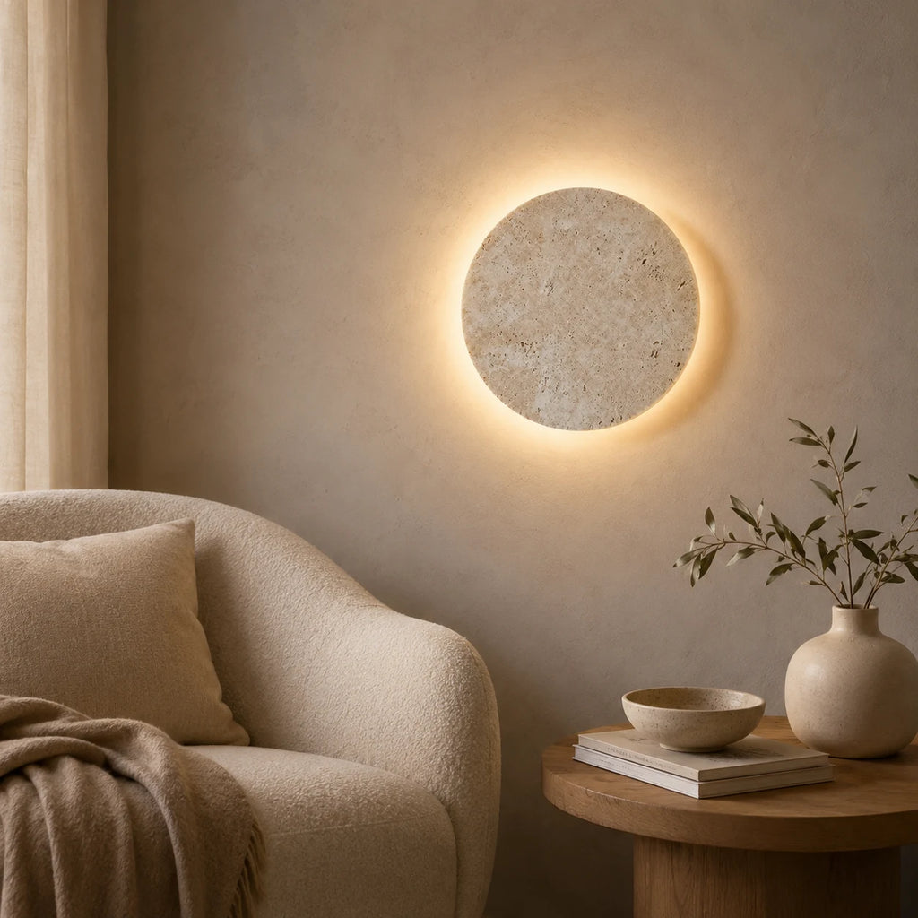 Runde Travertin-Wandleuchte als Lichtakzent im Wohnzimmer