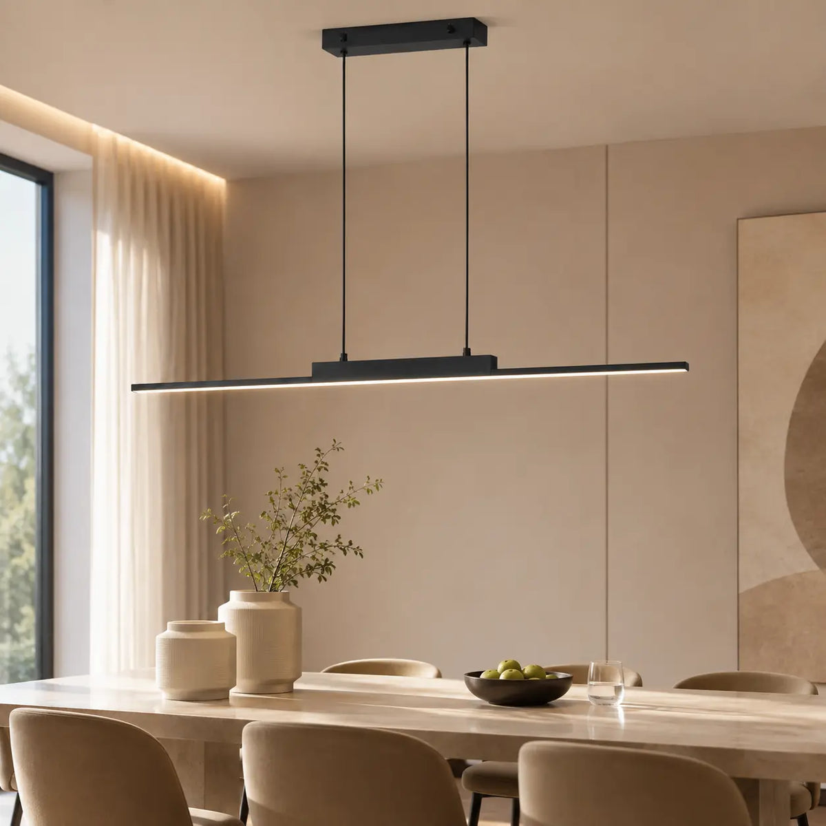 Schwarze lineare LED-Pendelleuchte über einem modernen Esstisch