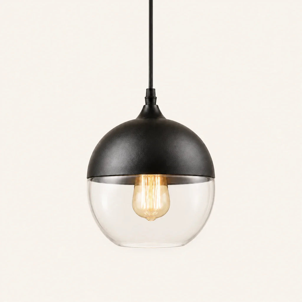 Skandinavische Glas-Pendelleuchte in Schwarz mit transparenter Glaskugel auf hellem, neutralem Studiohintergrund