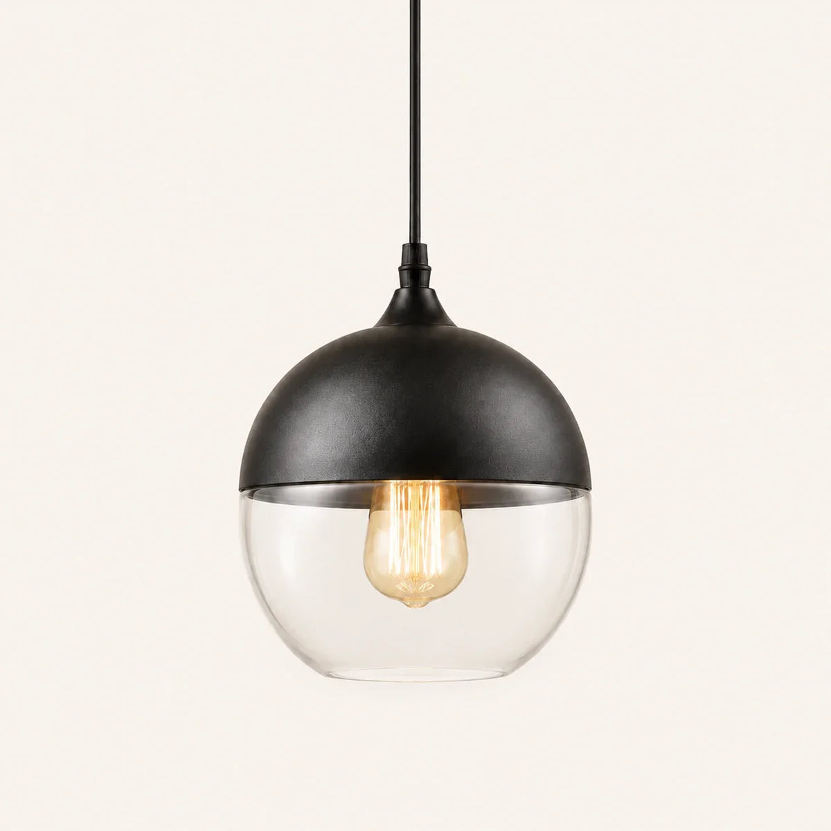 Skandinavische Glas-Pendelleuchte in Schwarz mit transparenter Glaskugel auf hellem, neutralem Studiohintergrund
