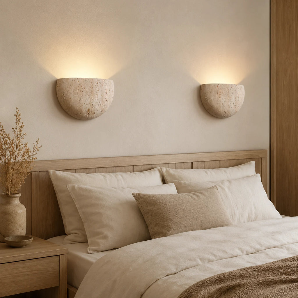 Zwei Travertin-Wandleuchten über einem Bett im Schlafzimmer