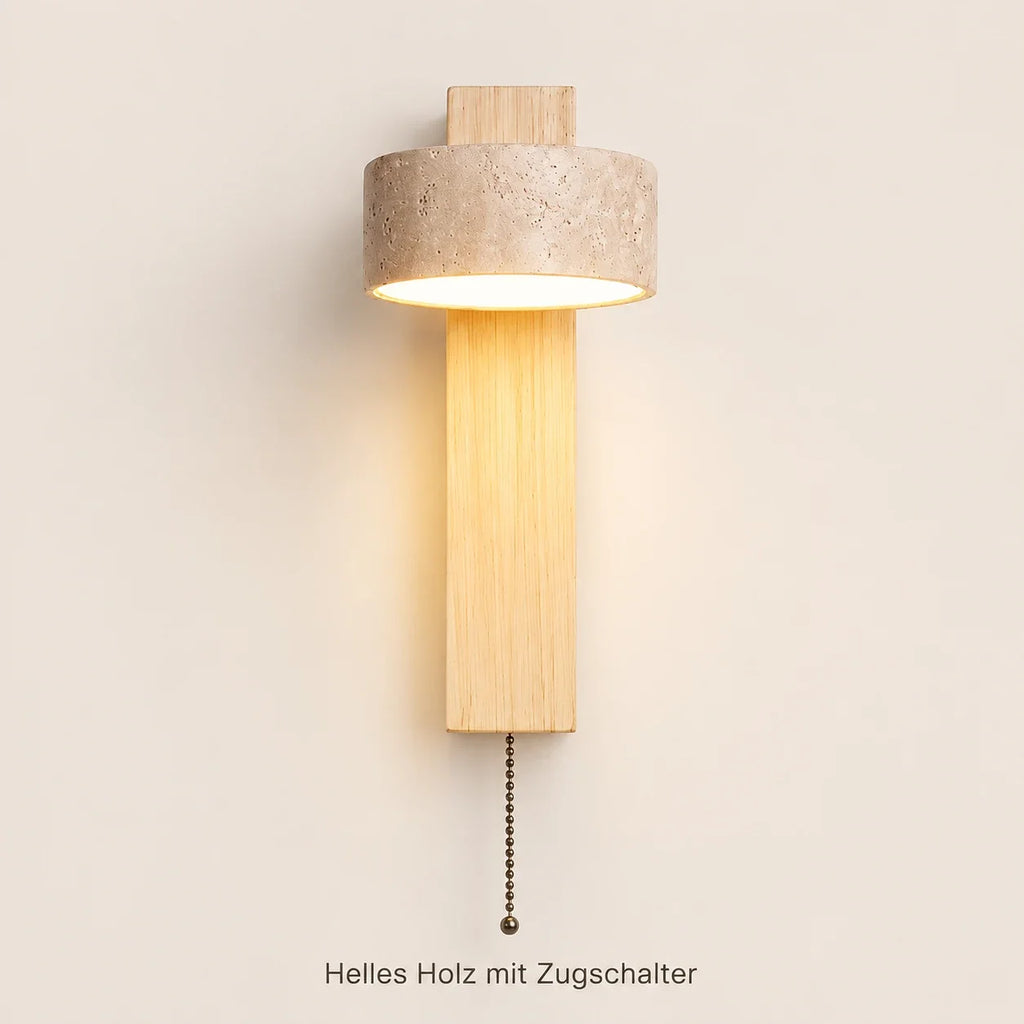 Wabi-Sabi-Wandleuchte aus Travertin und hellem Holz mit Zugschalter