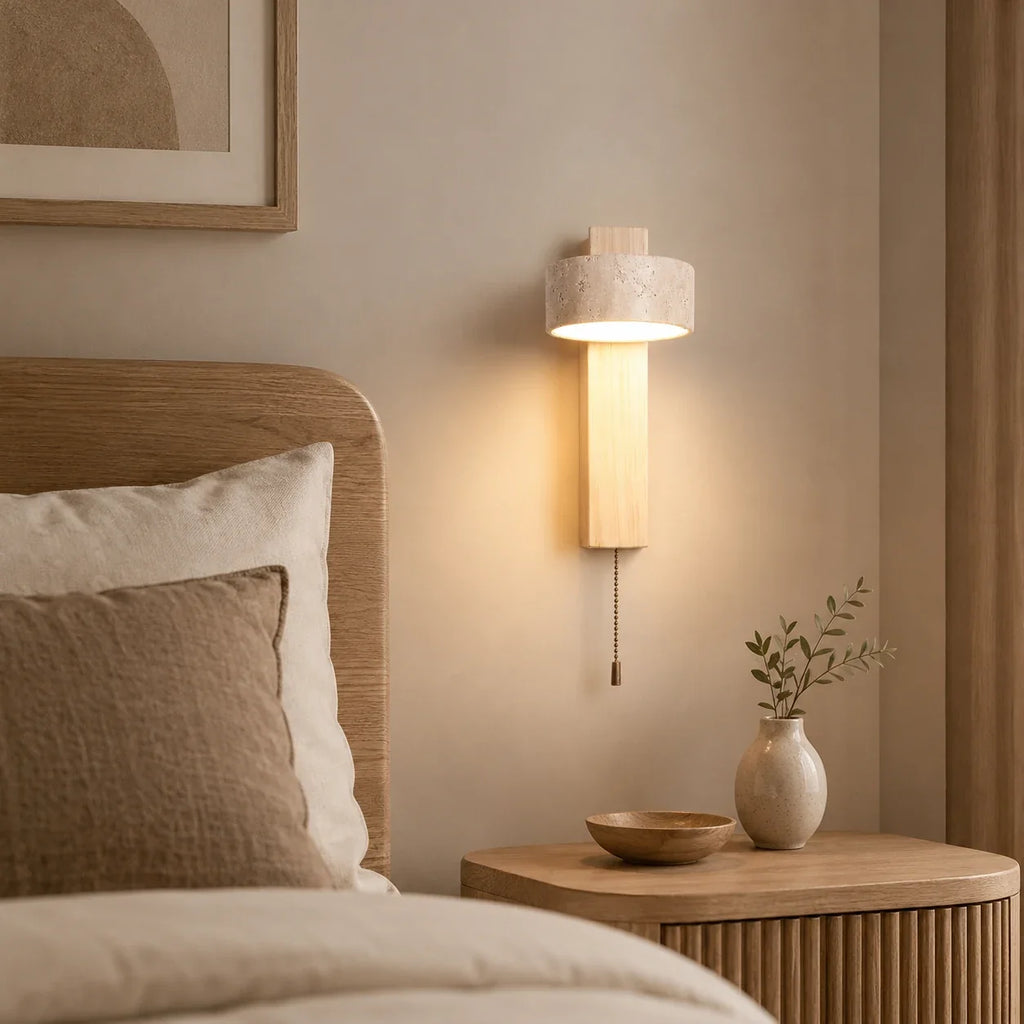 Travertin-Wandleuchte aus hellem Holz im Schlafzimmer