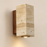 Quadratische Marmor-Wandleuchte mit Holzrückwand und warmweißem Licht