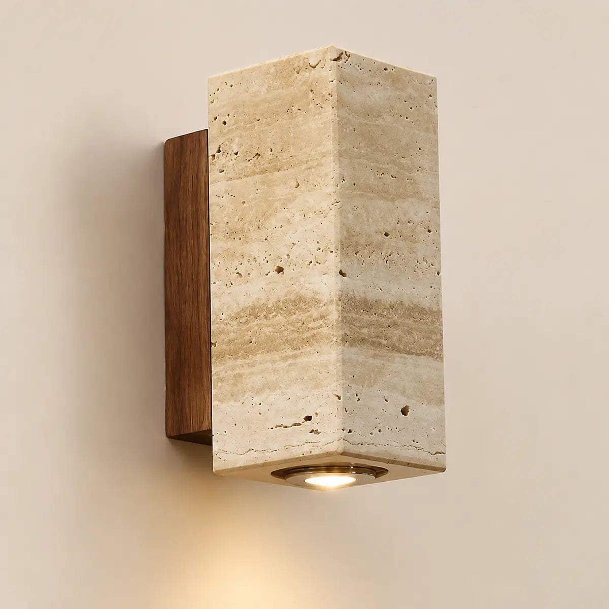 Quadratische Marmor-Wandleuchte mit Holzrückwand und warmweißem Licht
