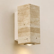 Quadratische Marmor-Wandleuchte mit Metallrückwand und warmweißem Licht