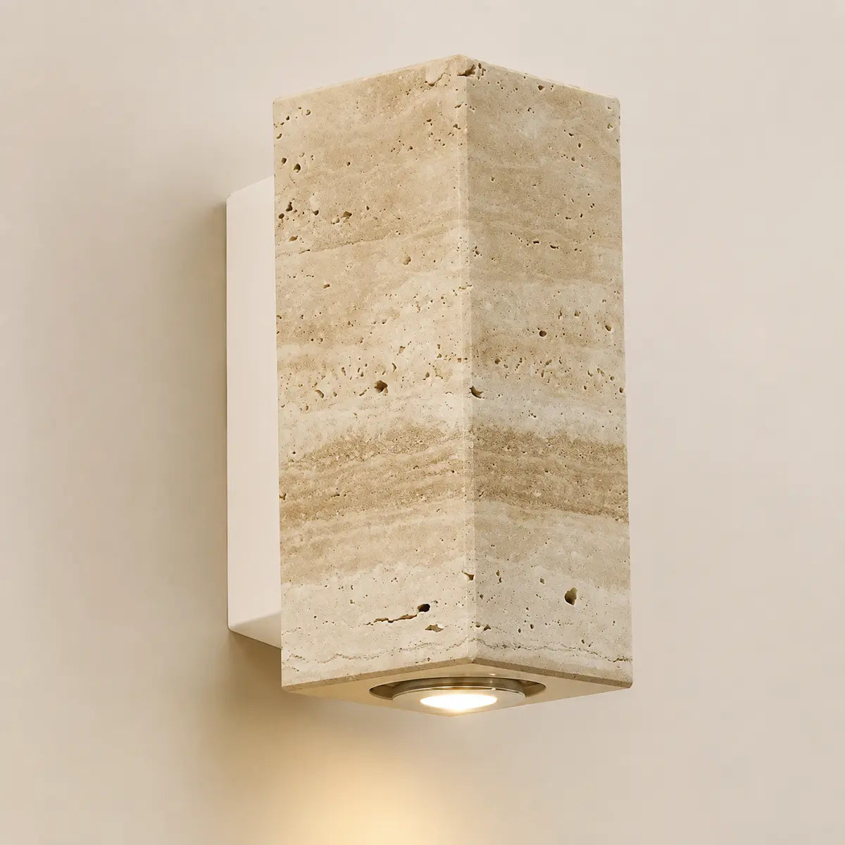 Quadratische Marmor-Wandleuchte mit Metallrückwand und warmweißem Licht