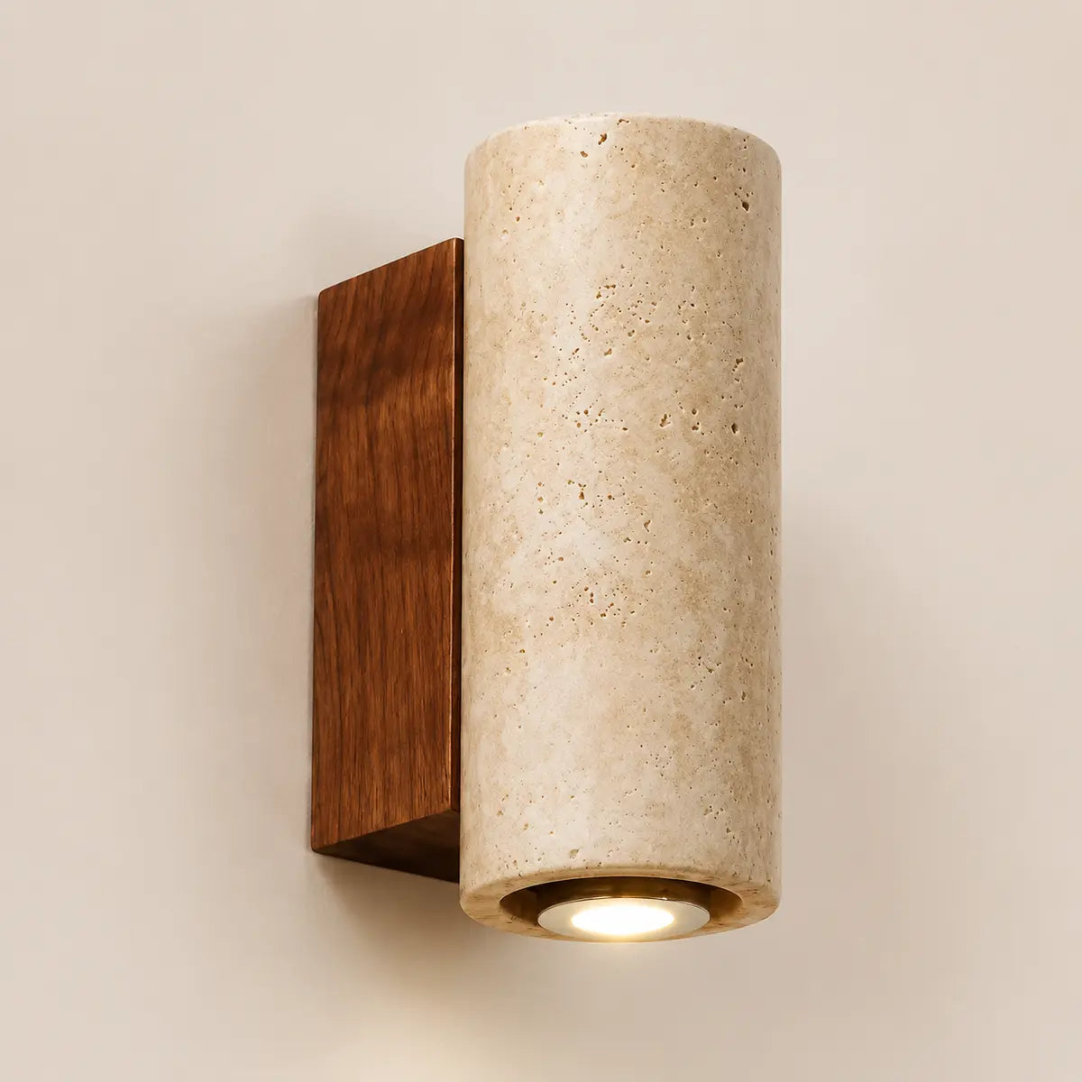 Wabi-Sabi Marmor-Wandleuchte mit runder Steinform und Holzrückwand auf hellem Hintergrund
