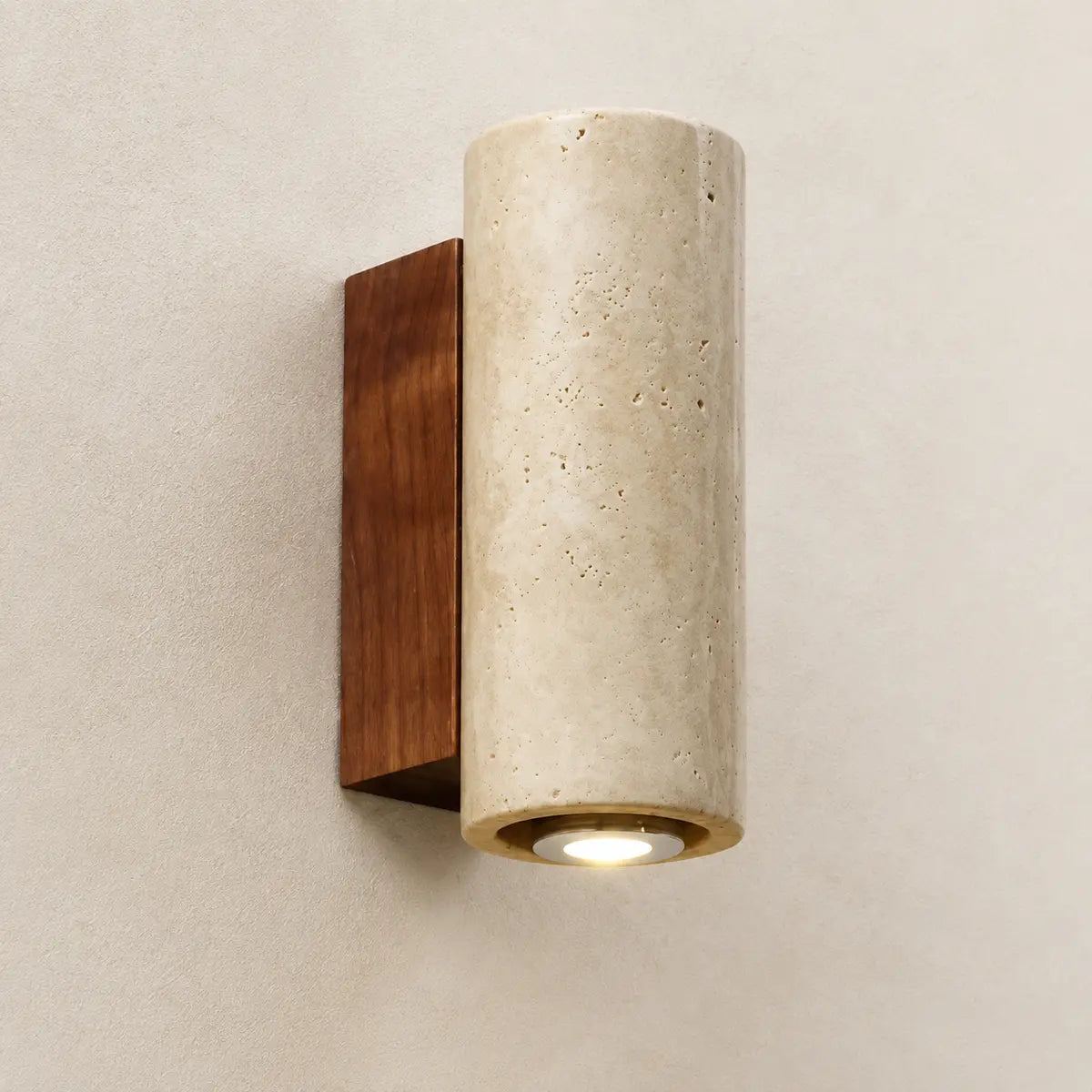 Runde Marmor-Wandleuchte mit Holzrückwand und warmweißem Licht